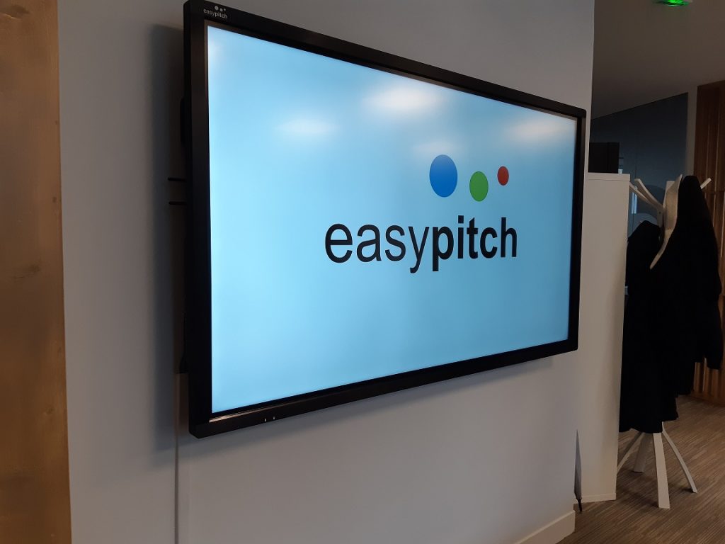 ecran interactif easypitch utilise par startup arengi