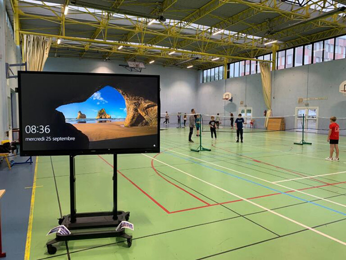 écran numérique interactif dans le gymnase des écoles des Vosges