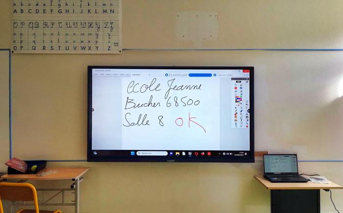 Installation de l’écran interactif à l’école primaire Jeane Bucher à Guebwiller