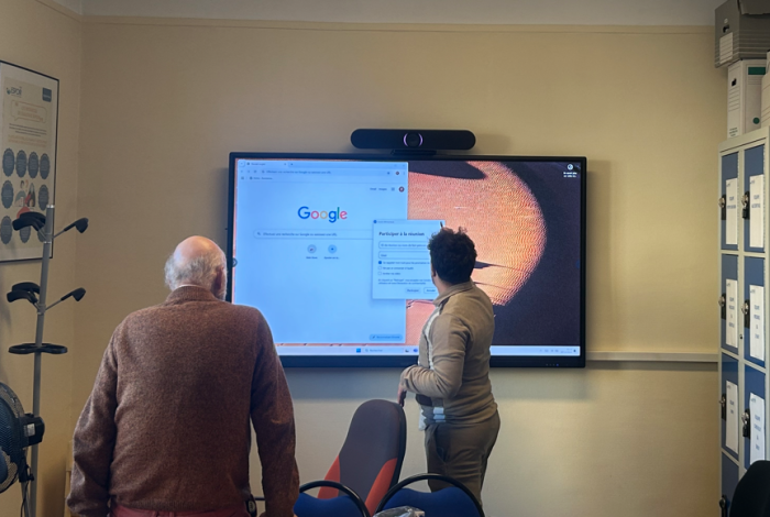 Installation d'un écran interactif et d'une caméra barre de son